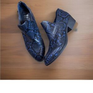 🆕Kaari Blue Snakeskin Statement Zip Ankle Block Heel Booties - Blue Black 8.5